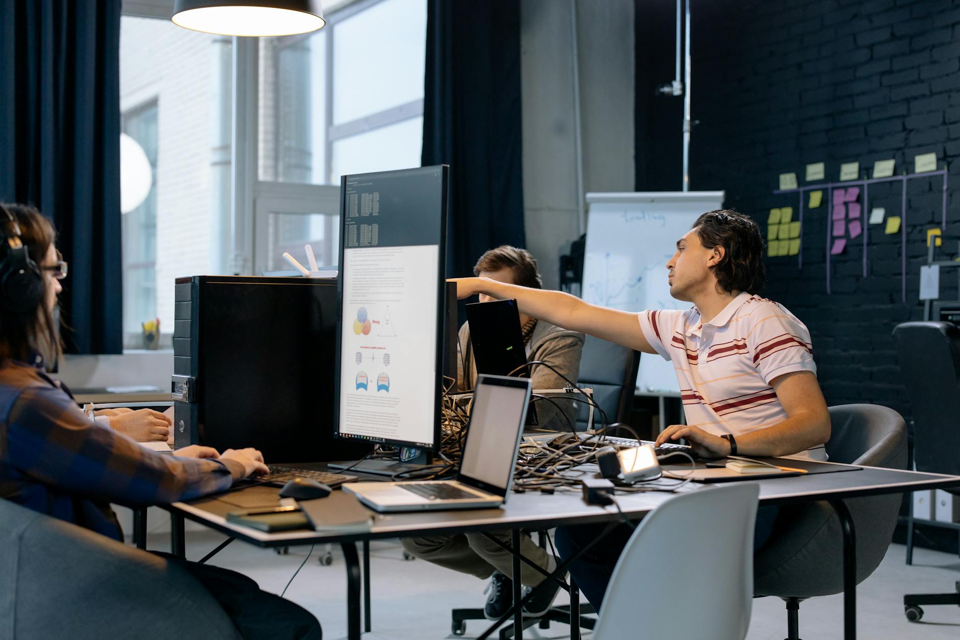 AI Native Startups em 2026 redefinem a TI — Foto por cottonbro studio via Pexels