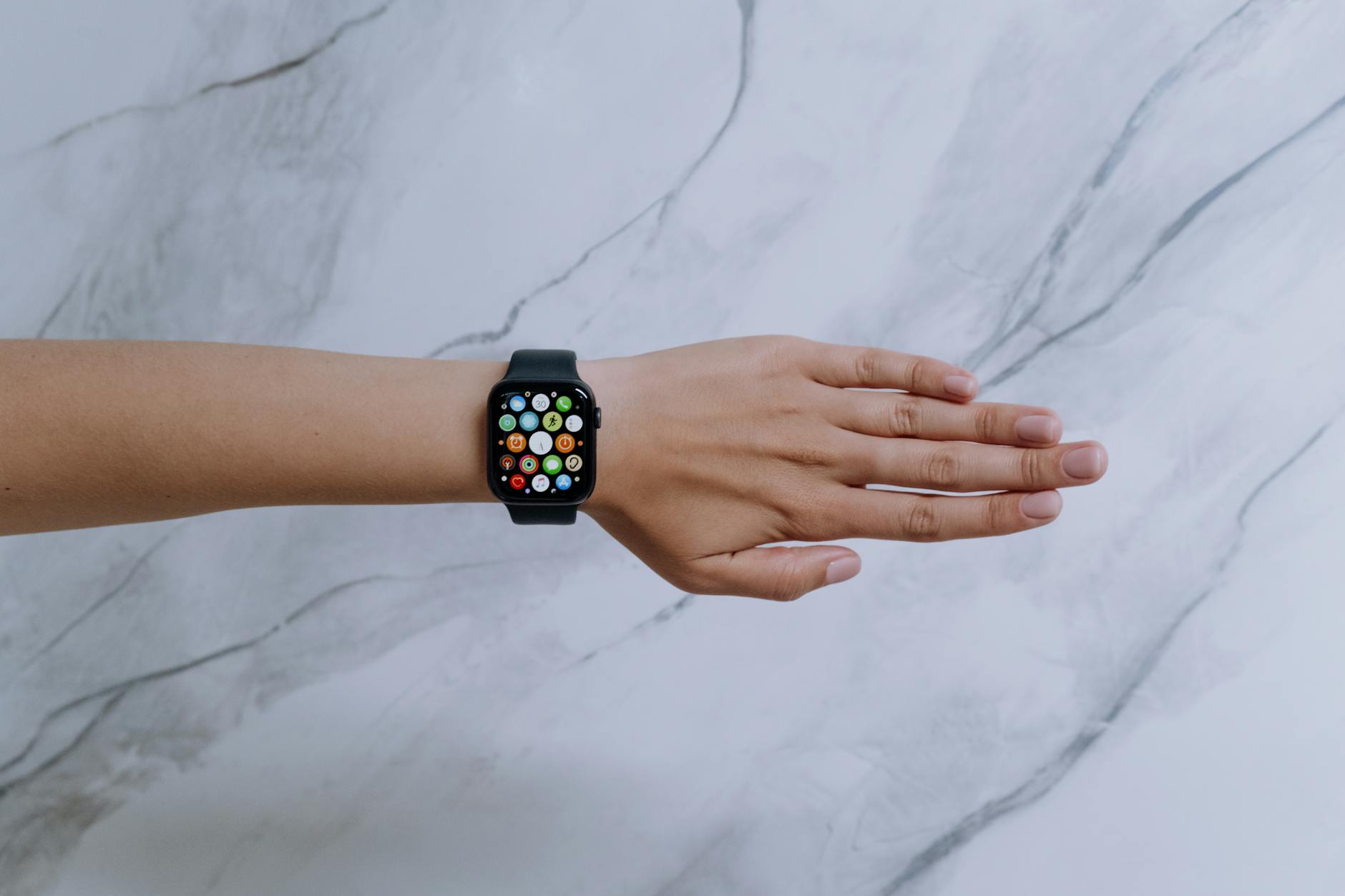 Apple Watch Series 10 vs Galaxy Watch Ultra 2026 — Foto por cottonbro studio via Pexels