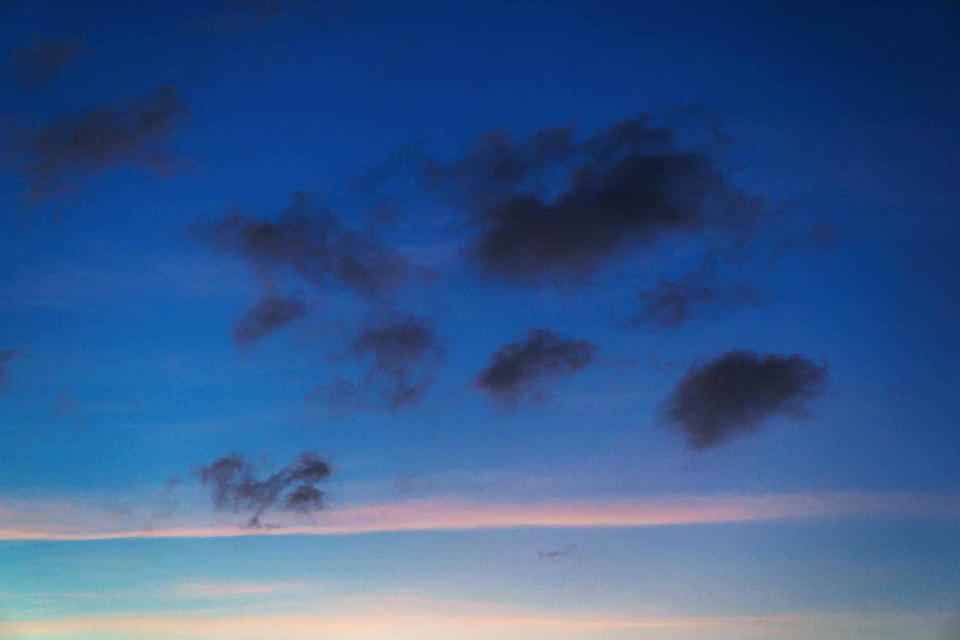 Cloud soberana, multicloud e AI em 2026 — Foto por Nothing Ahead via Pexels