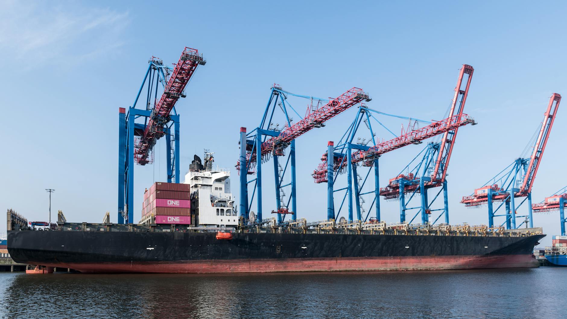 Desenvolvimento 2026: Dev Containers, WASM e IA — Foto por Wolfgang Weiser via Pexels