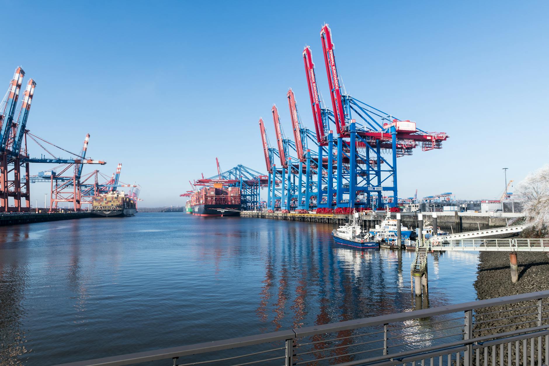 Dev Containers + Kubernetes 1.30 em 2026 — Foto por Wolfgang Weiser via Pexels