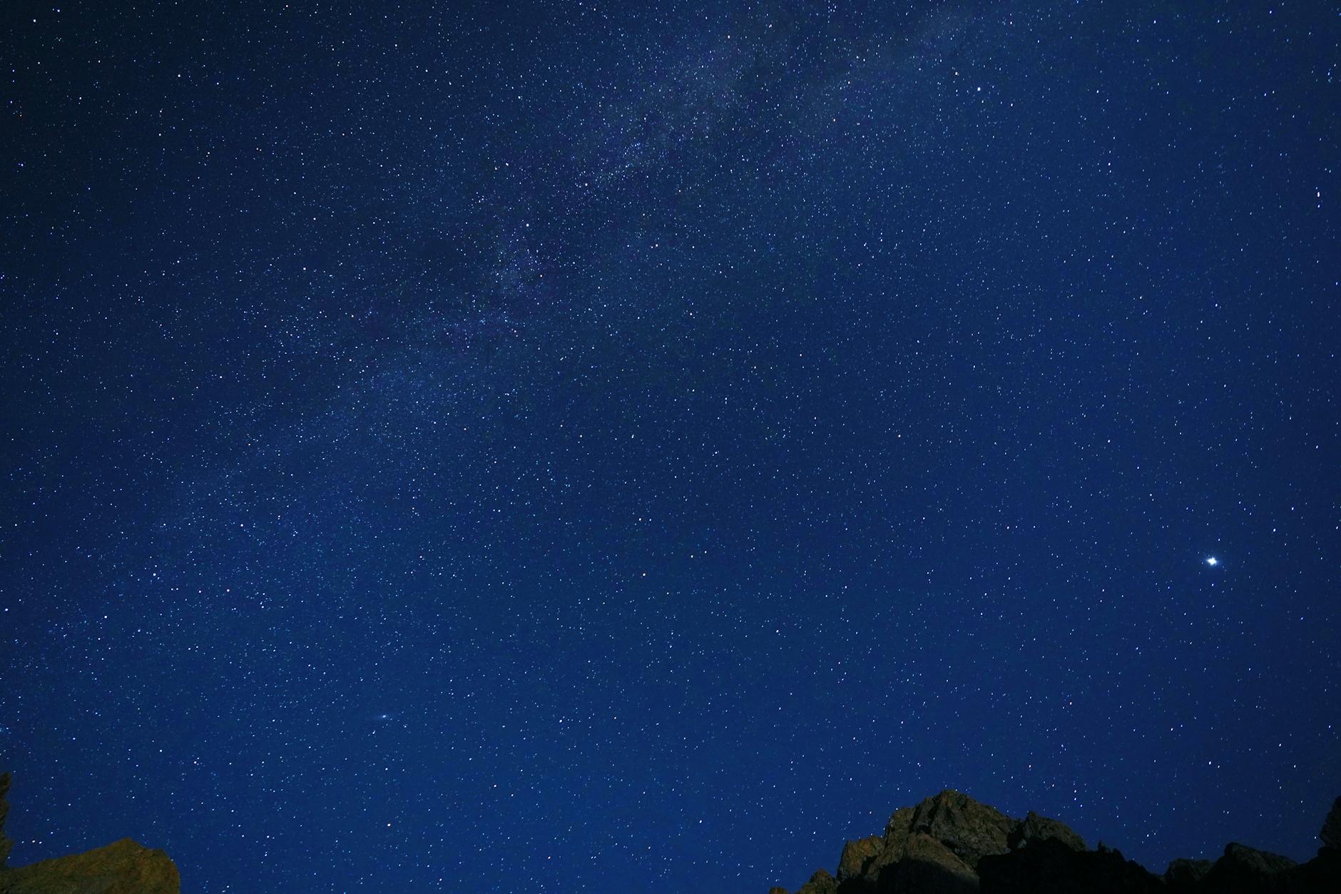 iPhone 16 Pro vs Galaxy S25 Ultra para TI em 2026 — Foto por Syed Qaarif Andrabi via Pexels