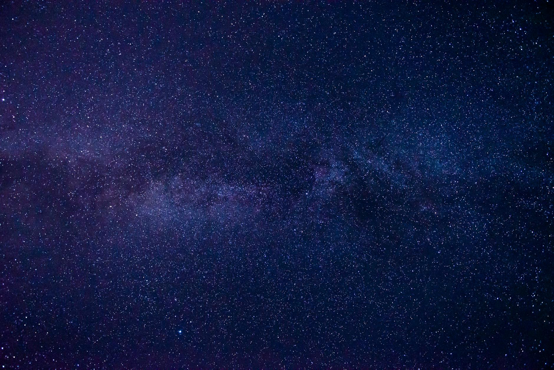 iPhone 16e vs Galaxy S25 em 2026 — Foto por Sookie Zhang via Pexels
