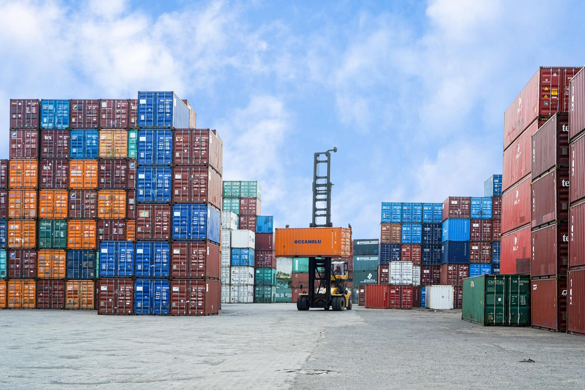 Linux 6.8 LTS e Containers Enterprise — Foto por Aan Amrin via Pexels