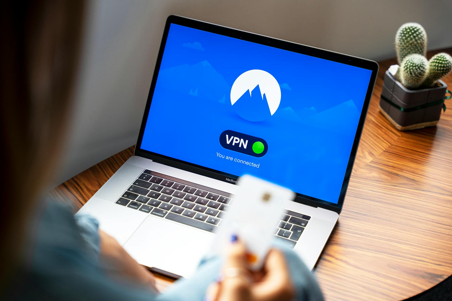Linux com Secure Boot e TPM 2.0 em 2026 — Foto por Stefan Coders via Pexels