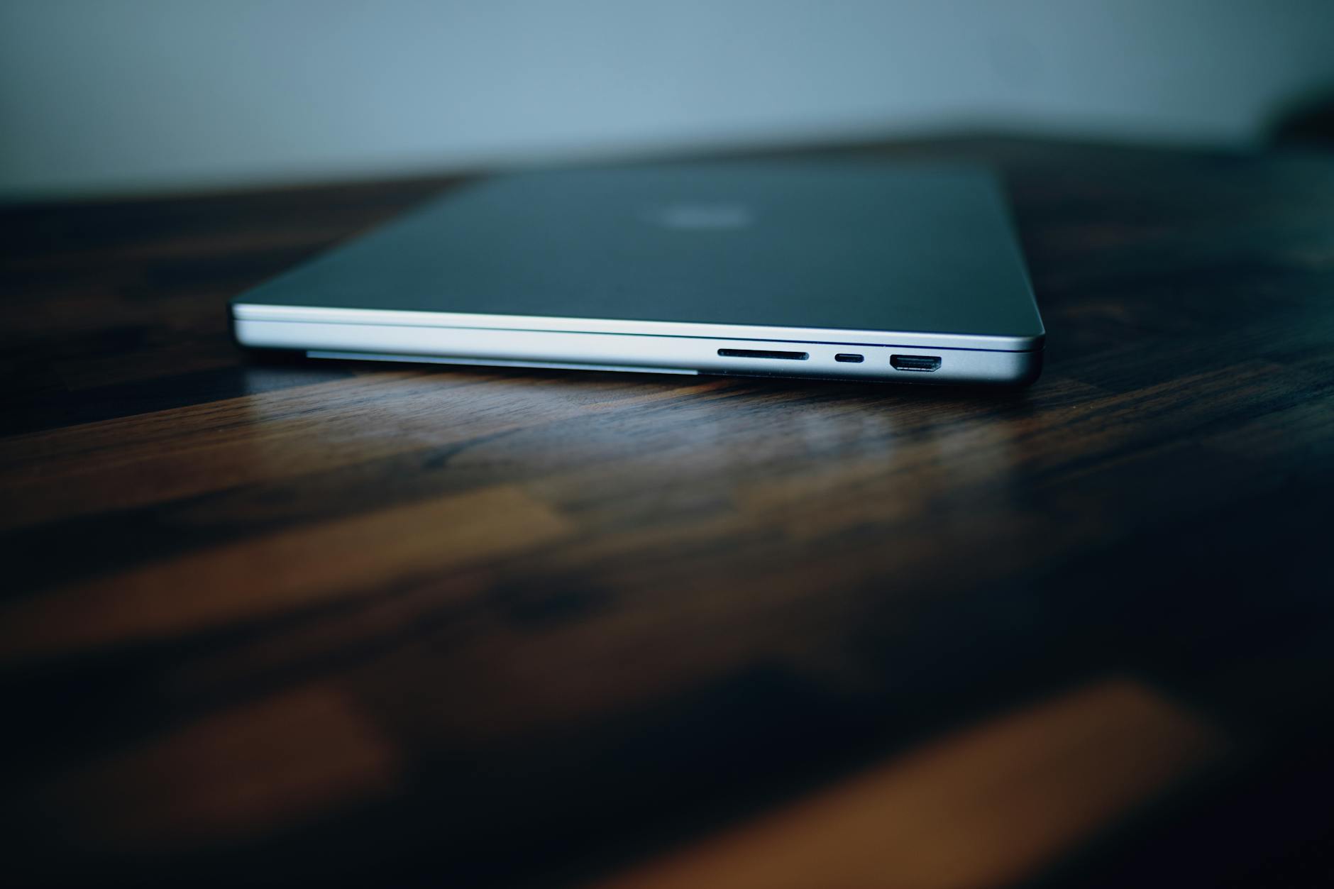 MacBook Pro M4 vs Notebooks x86 em 2026 — Foto por Josh Sorenson via Pexels
