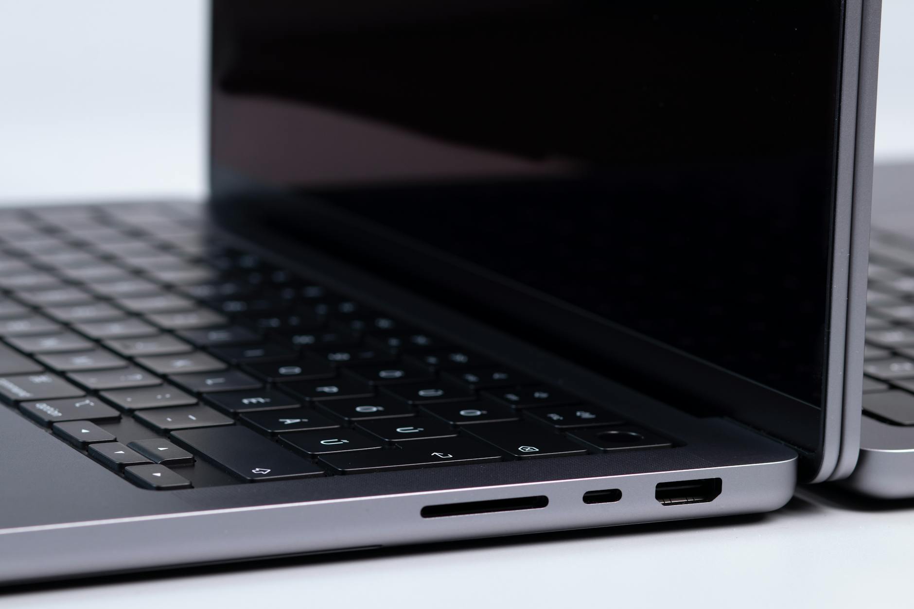MacBook Pro M4 vs Snapdragon X Elite 2026 — Foto por dlxmedia.hu via Pexels