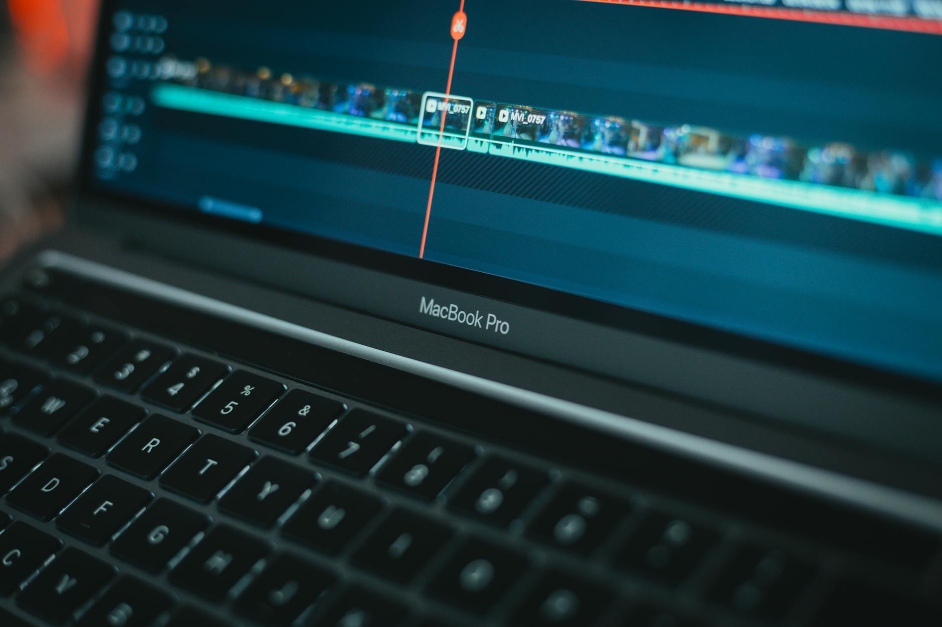 MacBook Pro M4 vs Snapdragon X Elite: qual notebook entrega mais performance rea | EuNerd