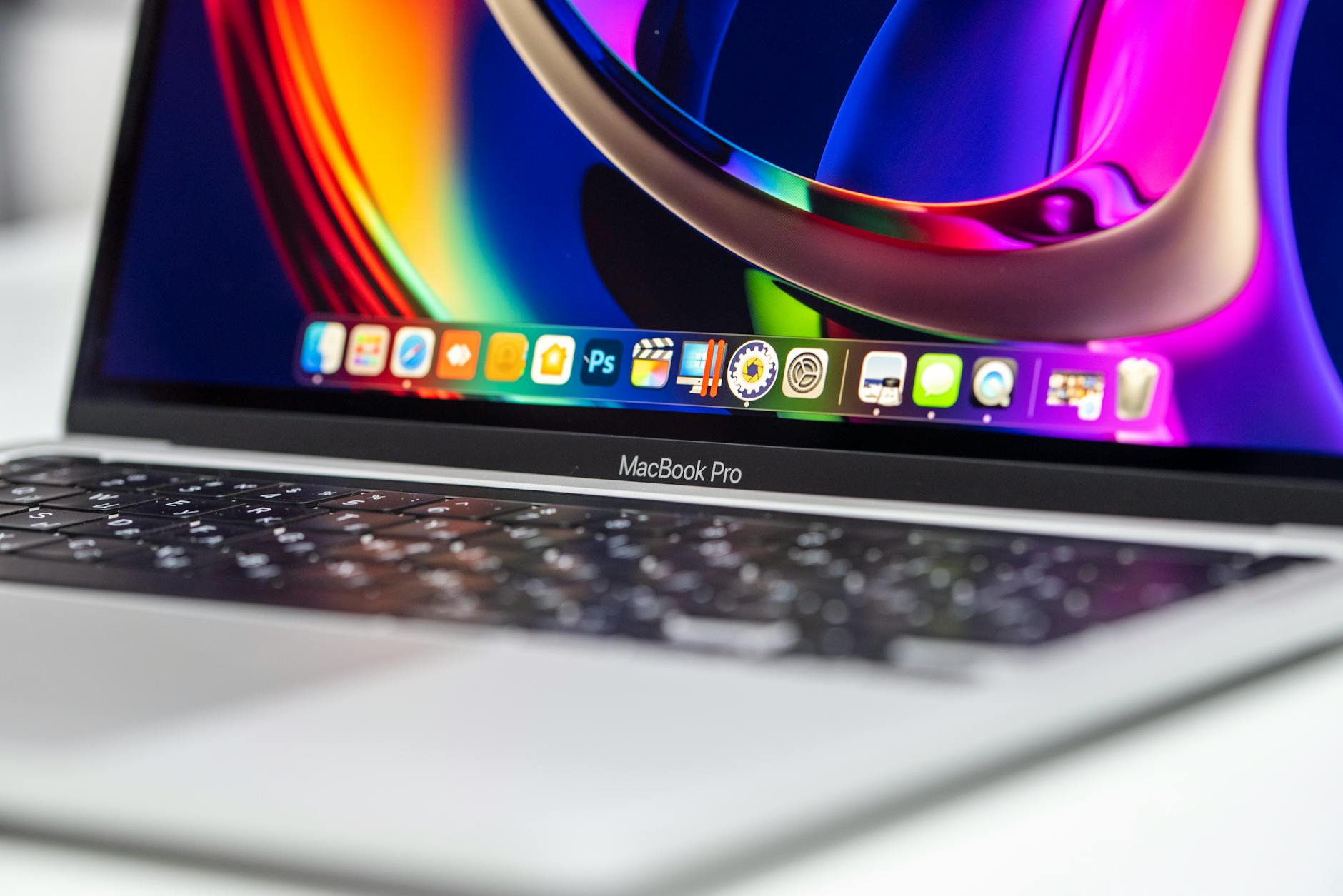 MacBook Pro M4 vs Snapdragon X Elite — Foto por Aleksey Zemlyanoy via Pexels