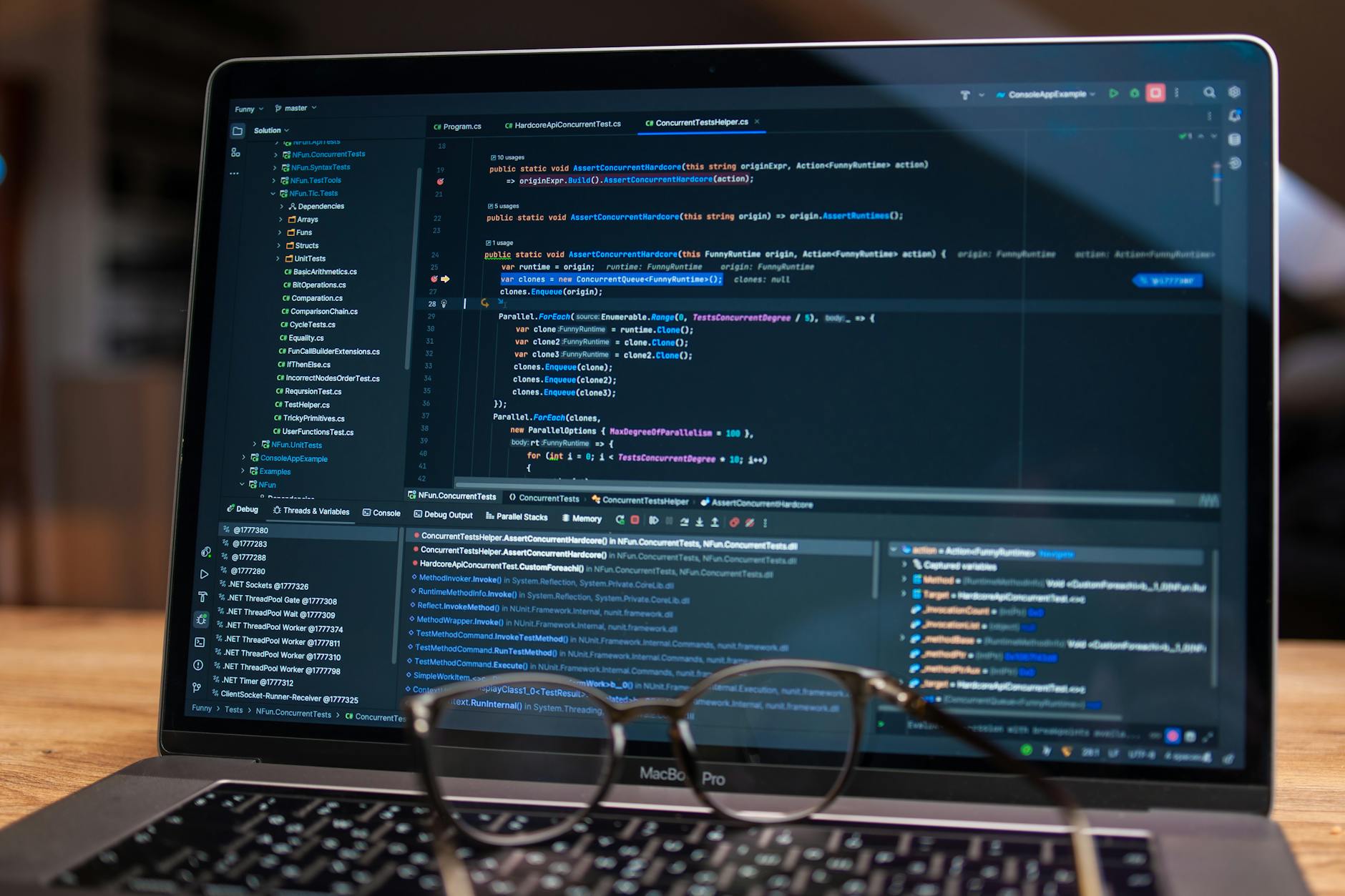 MacBook Pro M4 vs Snapdragon X Elite: guia 2026 — Foto por Daniil Komov via Pexels