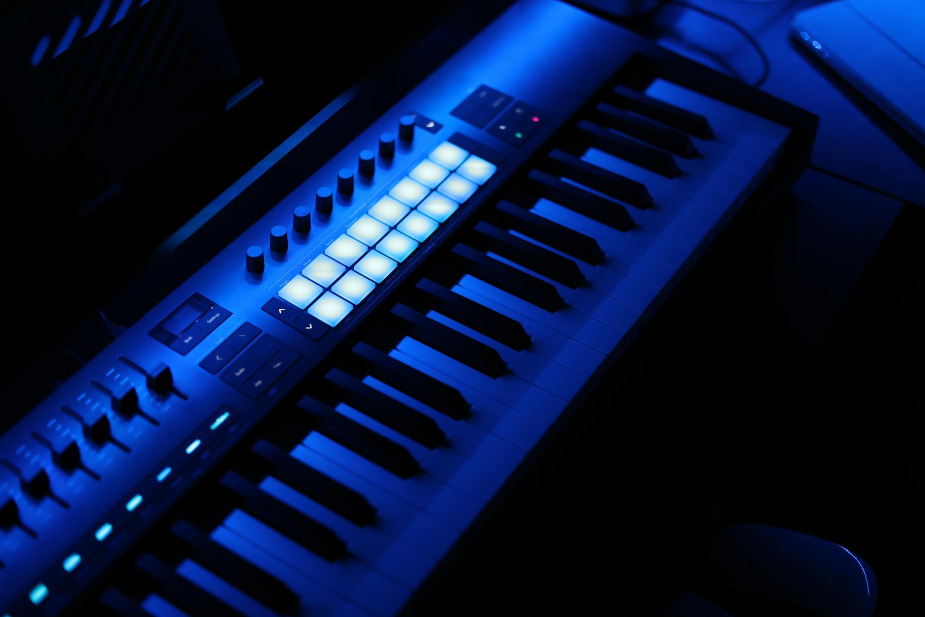 Node.js 22 LTS redefine backend 2026 — Foto por Deise Elen via Pexels