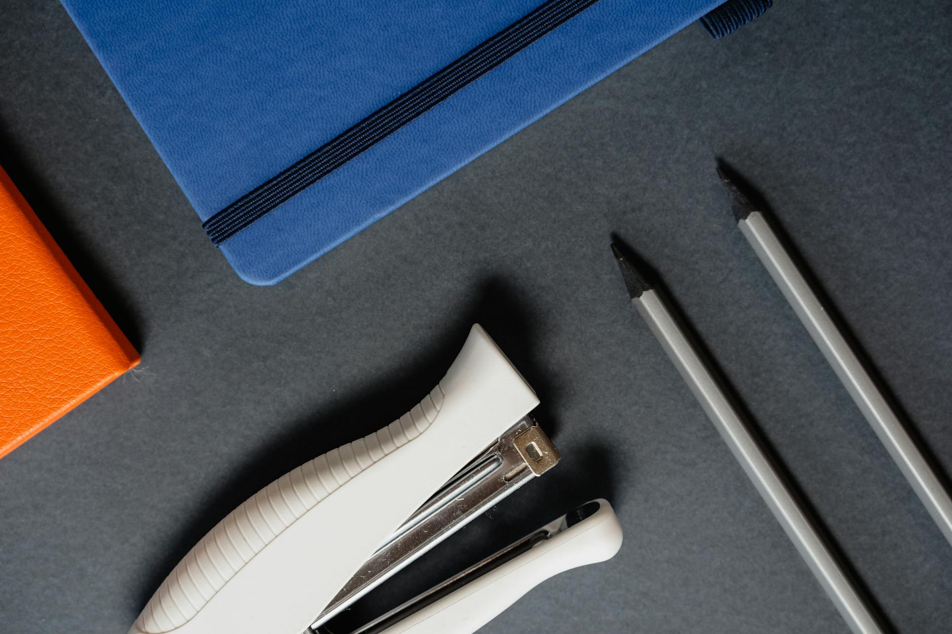 Notebook com Snapdragon X Elite em 2026 — Foto por MART  PRODUCTION via Pexels