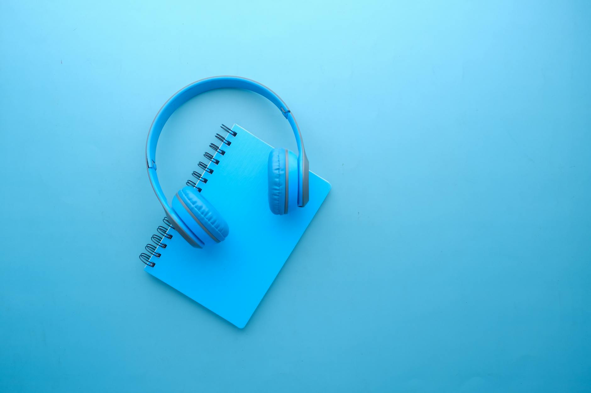 Notebook para DevOps 2026: Snapdragon vs Core Ultra — Foto por Towfiqu barbhuiya via Pexels