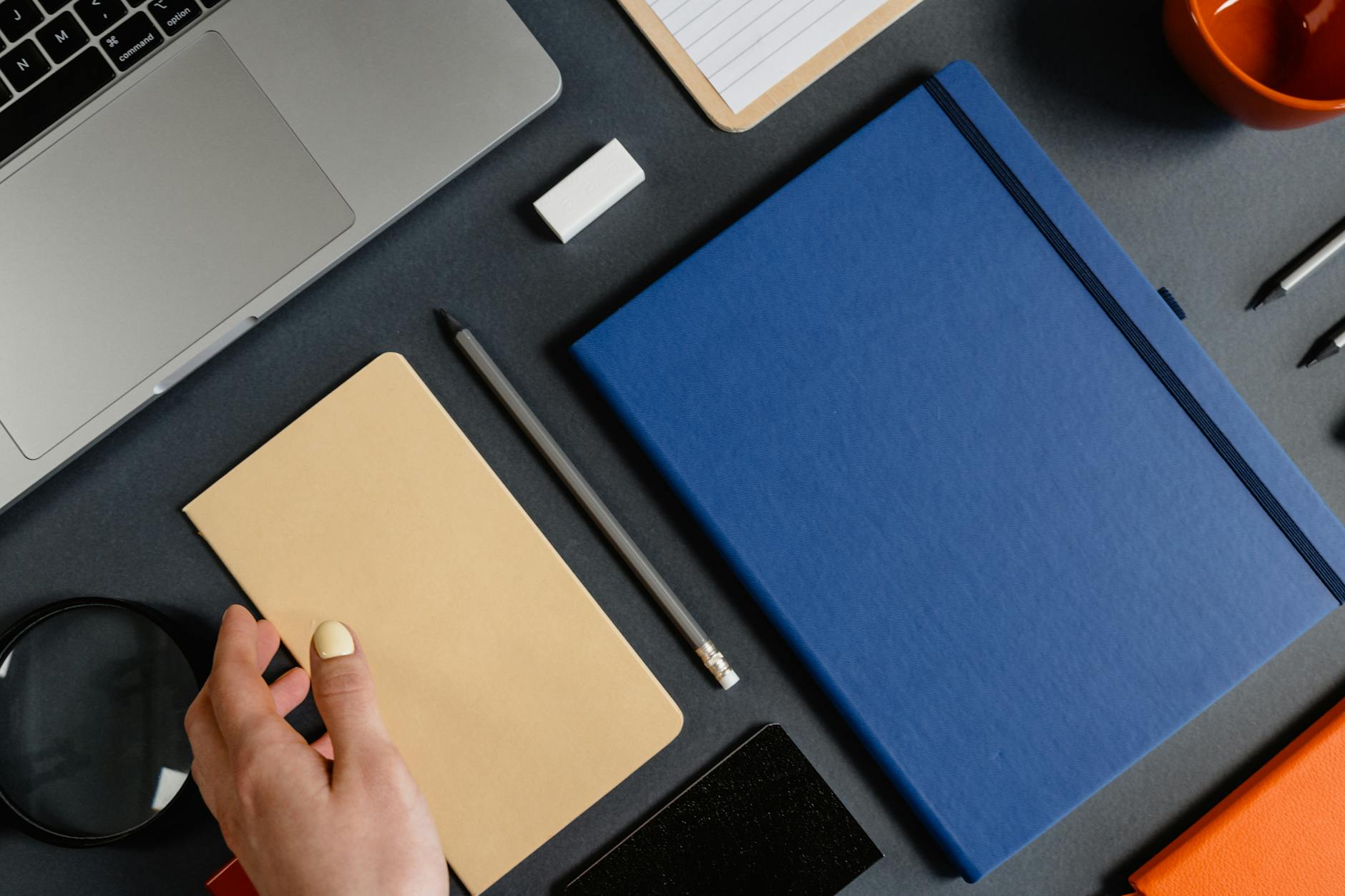 Notebooks 2026: ARM e AI nos PCs Corporativos — Foto por MART  PRODUCTION via Pexels