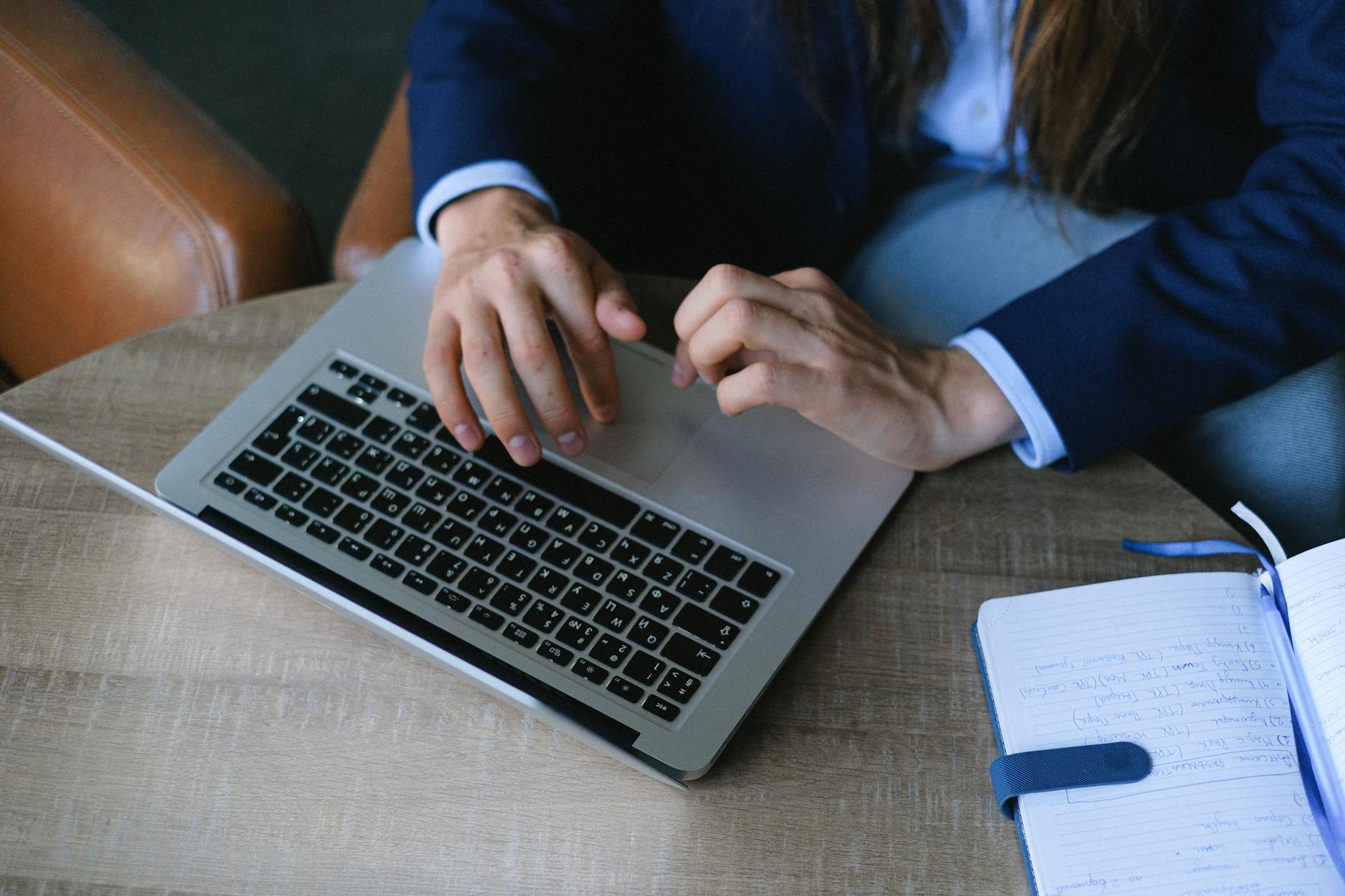 Notebooks com IA em 2026 no mercado corporativo — Foto por Anna Shvets via Pexels