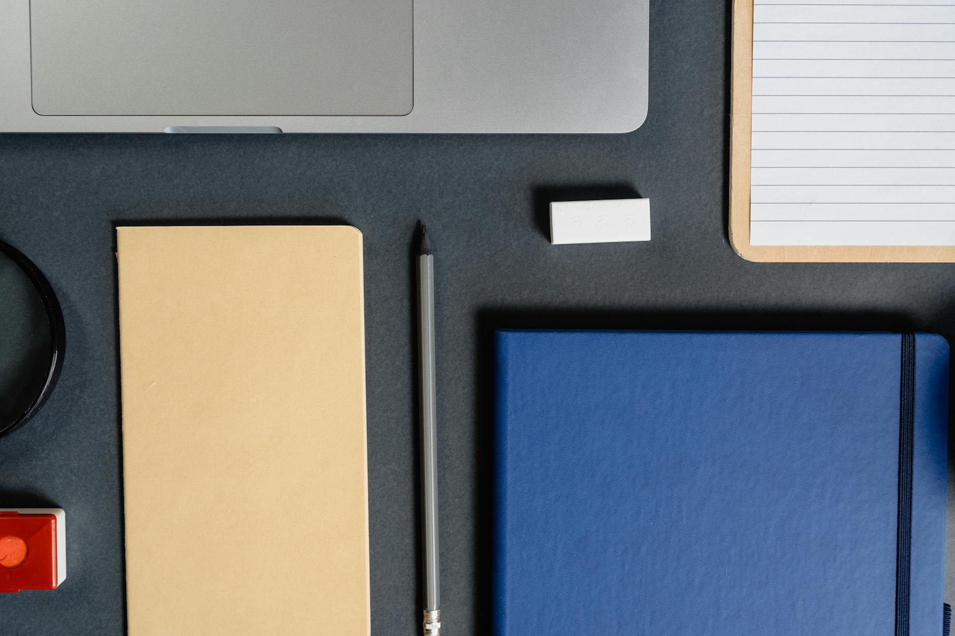 Notebooks em 2026: Guia Essencial para TI — Foto por MART  PRODUCTION via Pexels