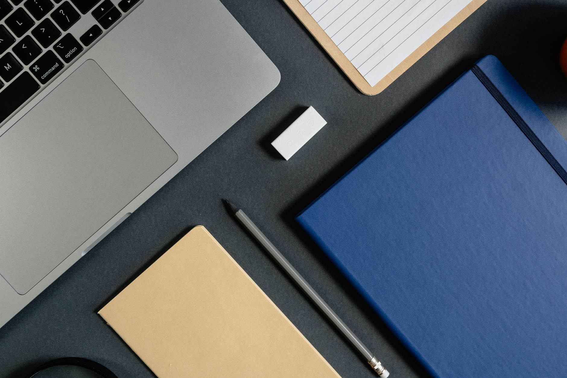 Notebooks com IA Local em 2026 Windows 11 e Linux — Foto por MART  PRODUCTION via Pexels