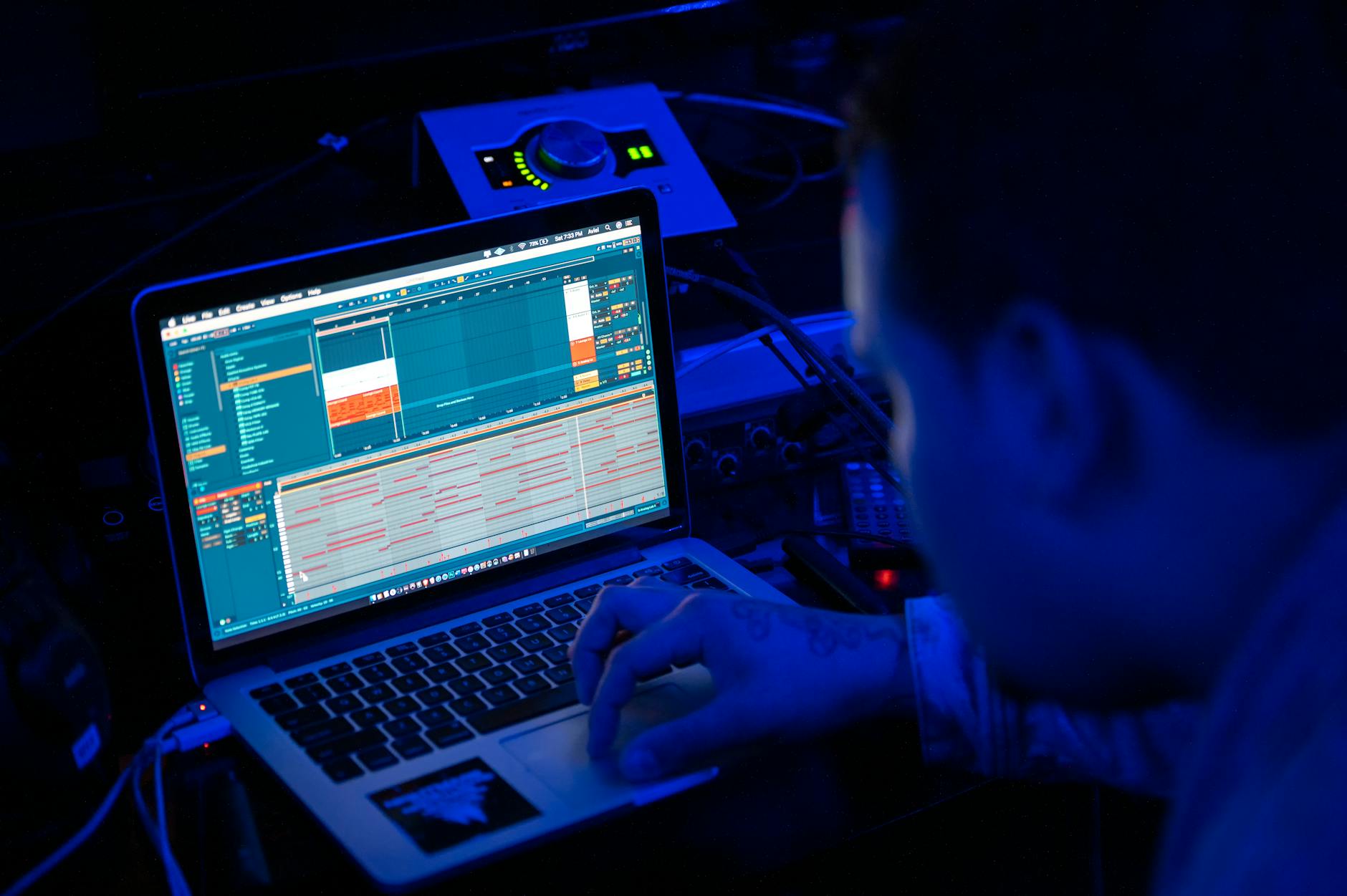 Notebooks e Workstations em 2026: ARM vs x86 — Foto por Brett Sayles via Pexels