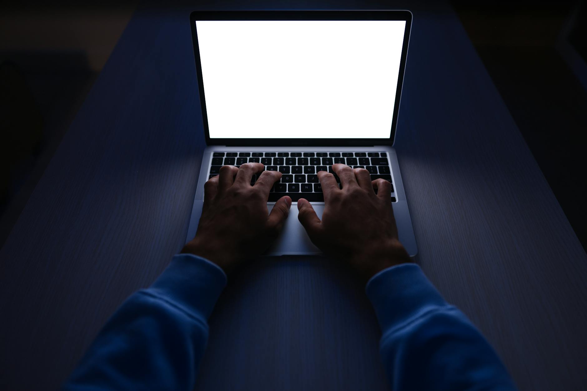 Notebooks e Workstations em 2026 com IA — Foto por VAZHNIK via Pexels