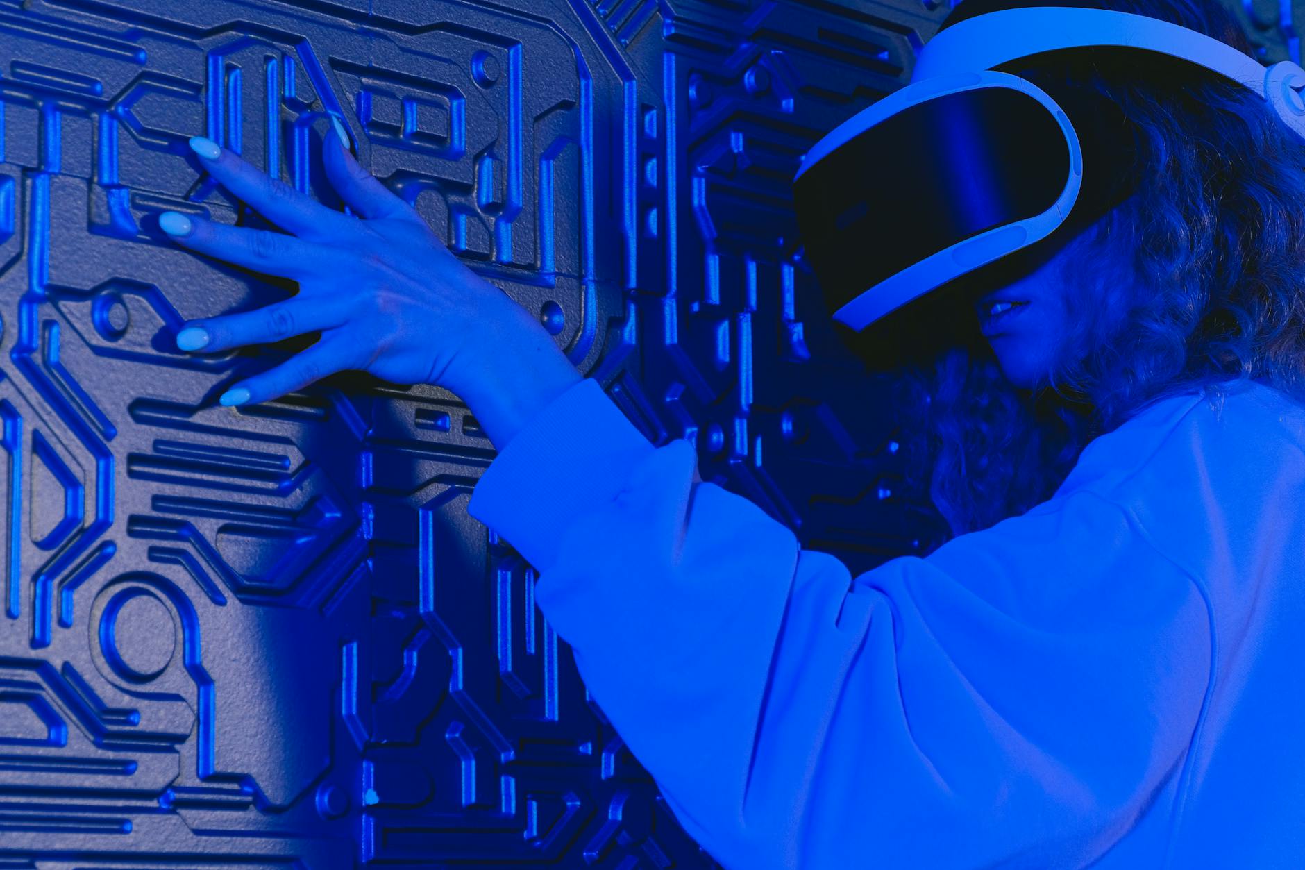 Realidade Virtual e AR em 2026: novo stack de TI — Foto por SHVETS production via Pexels