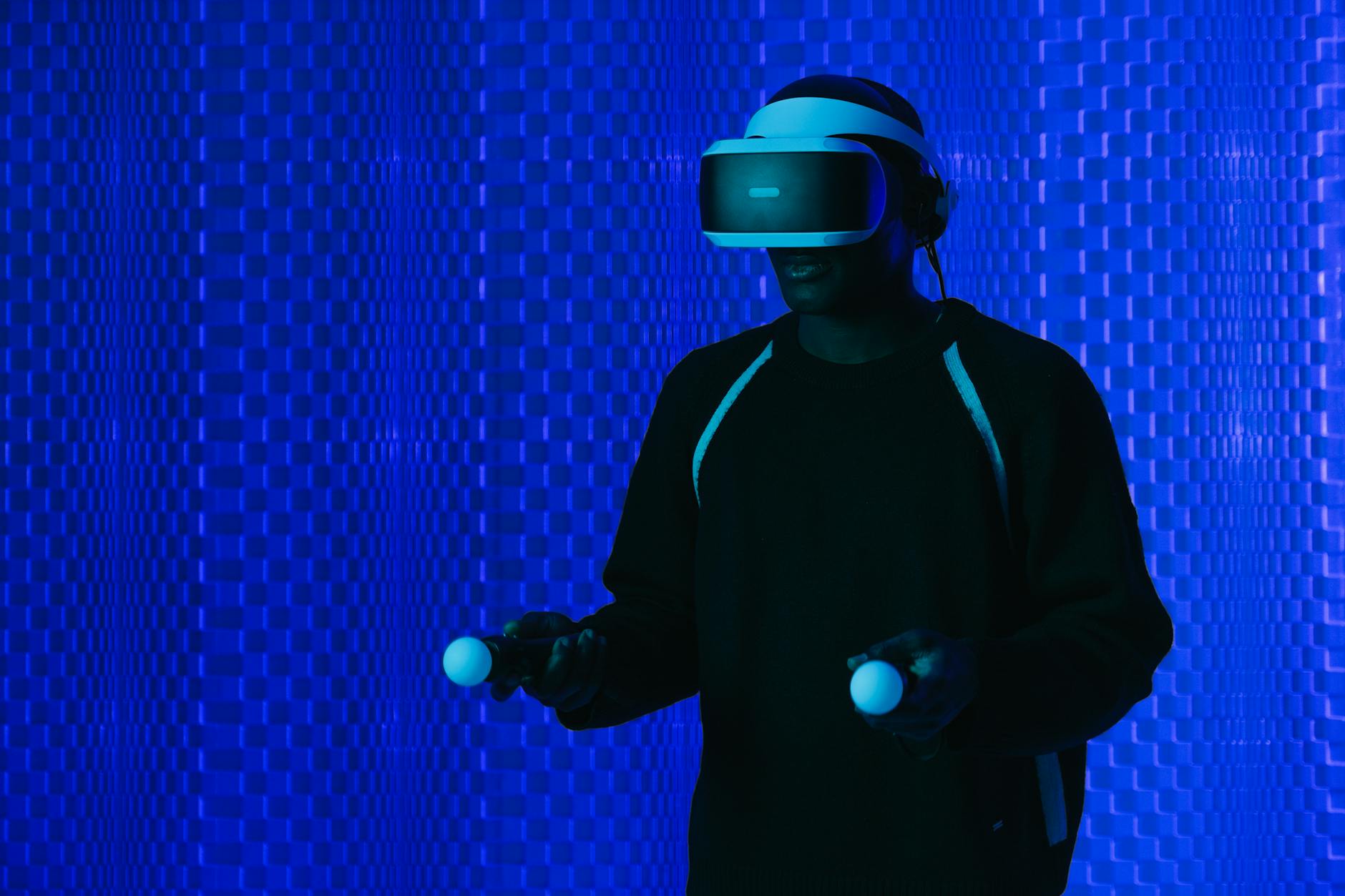 Realidade Virtual e AR em 2026 na TI — Foto por SHVETS production via Pexels