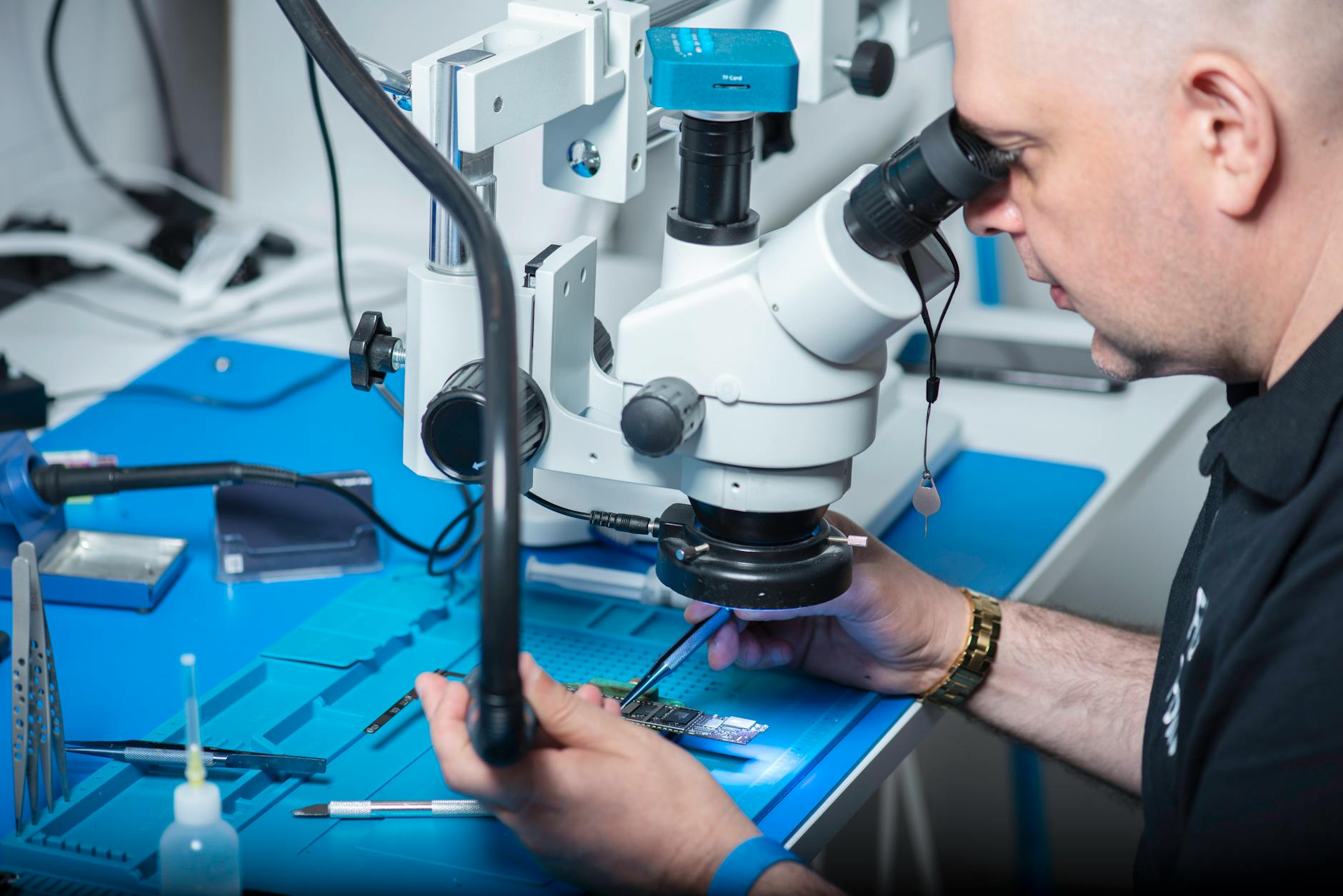 Servidores ARM e AI on-chip em 2026 — Foto por Jacob  Yavin via Pexels