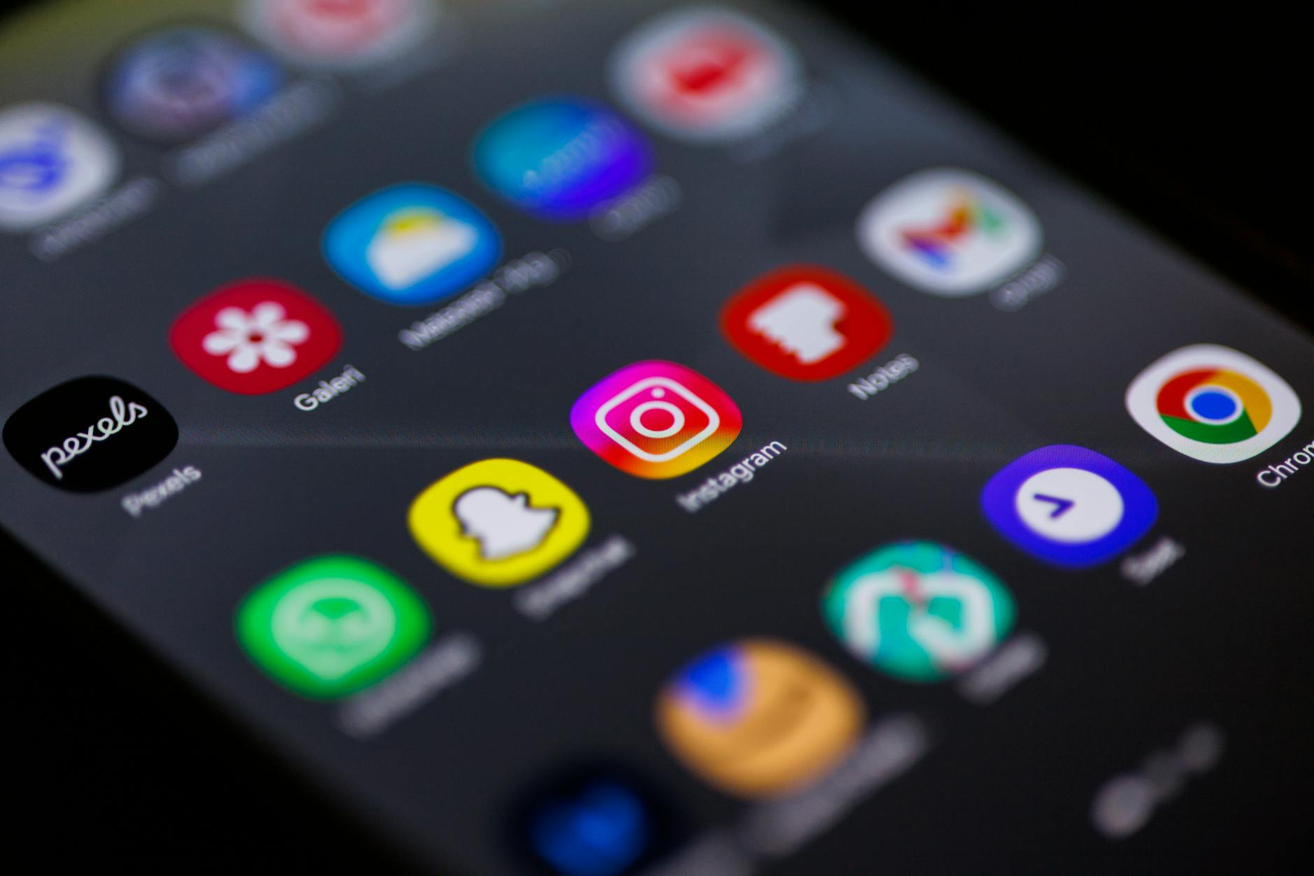 Smartphones em 2026: IA e TI corporativa — Foto por Abdulkadir Emiroğlu via Pexels