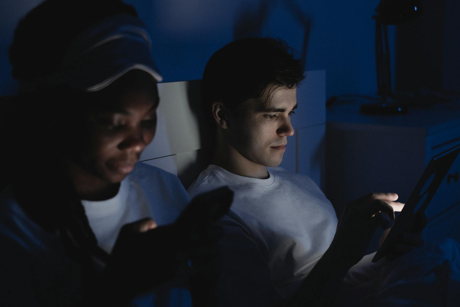 Smartphones em 2026: Segurança e Android 15 — Foto por SHVETS production via Pexels