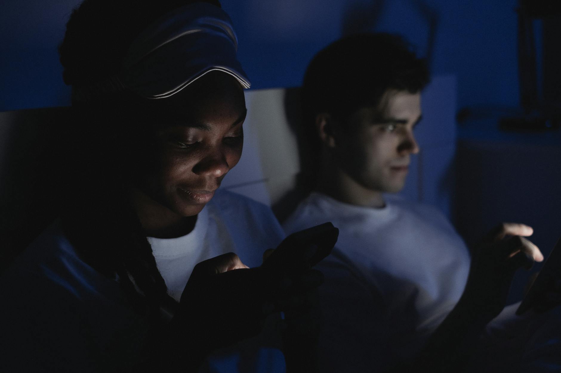 Smartphones 2026: IA, 5G e Zero Trust — Foto por SHVETS production via Pexels