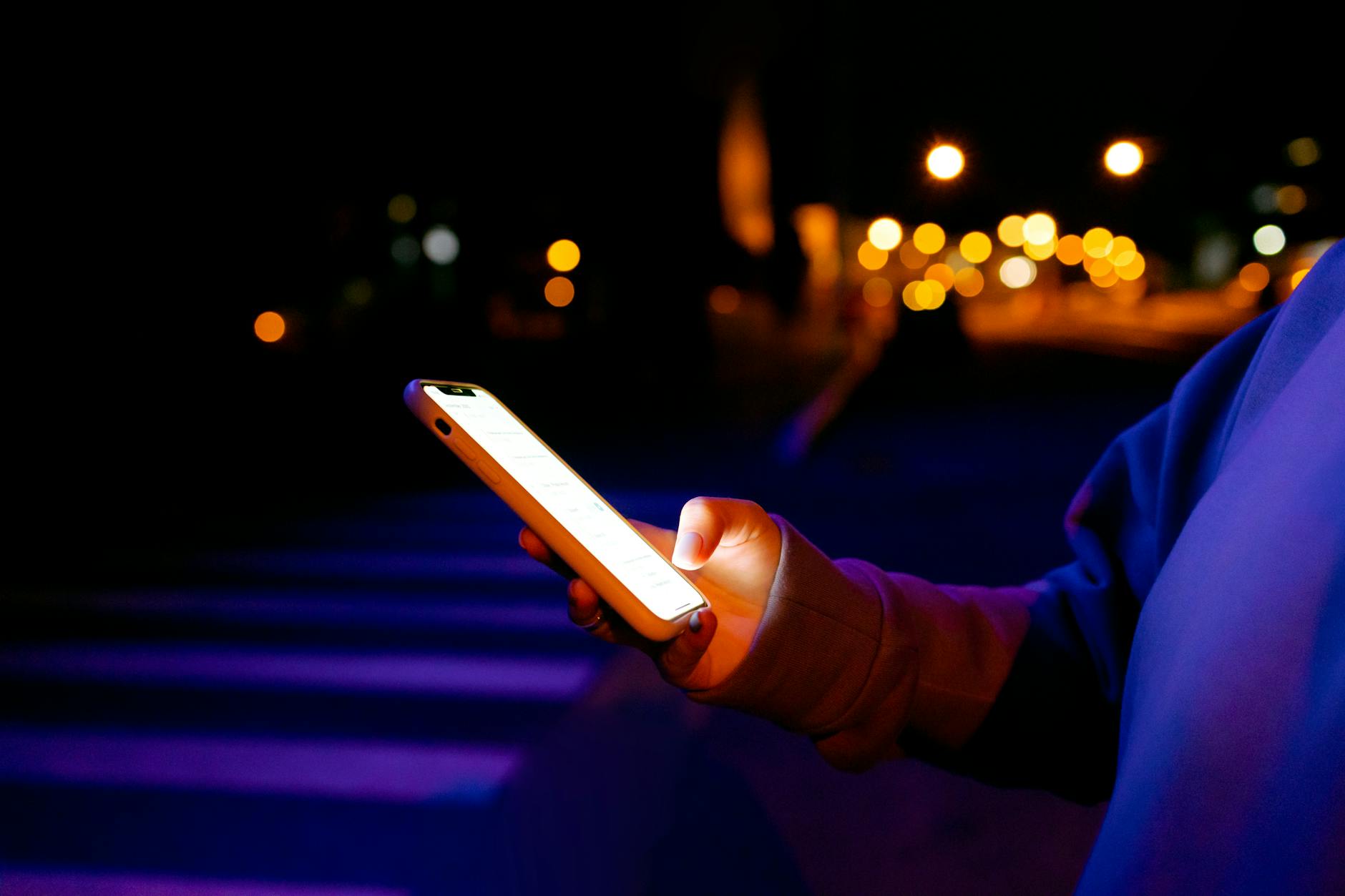 Smartphones 2026: IA e Segurança TI — Foto por Maksim Goncharenok via Pexels