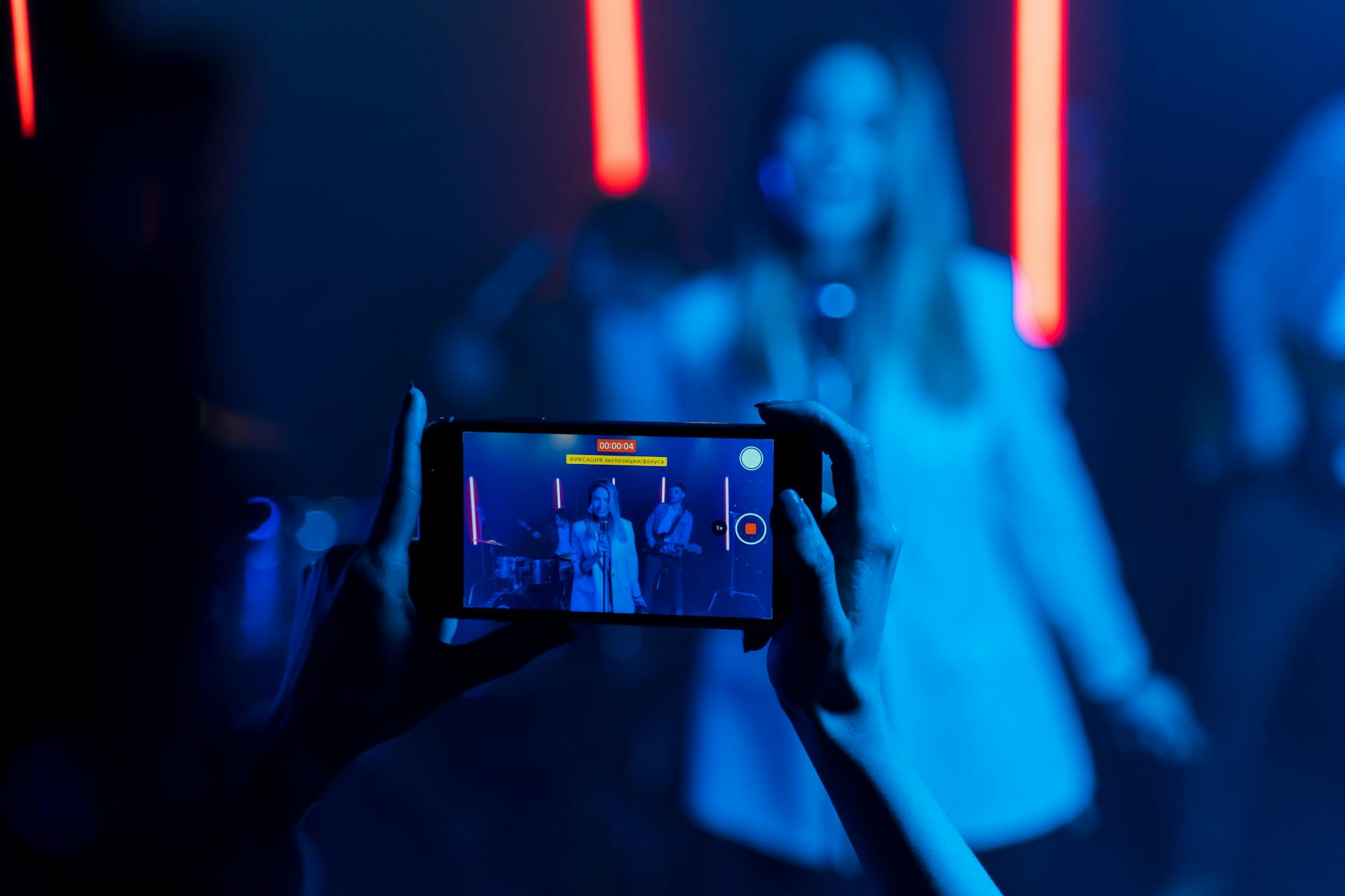 Smartphones em 2026: IA e TI Corporativa — Foto por ANTONI SHKRABA production via Pexels