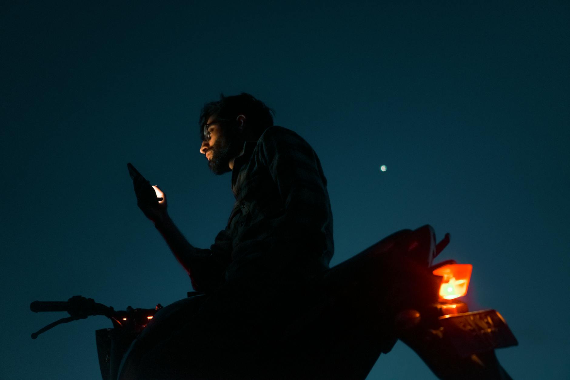Smartphones em 2026: IA e Segurança Corporativa — Foto por Yassir Abbas via Pexels