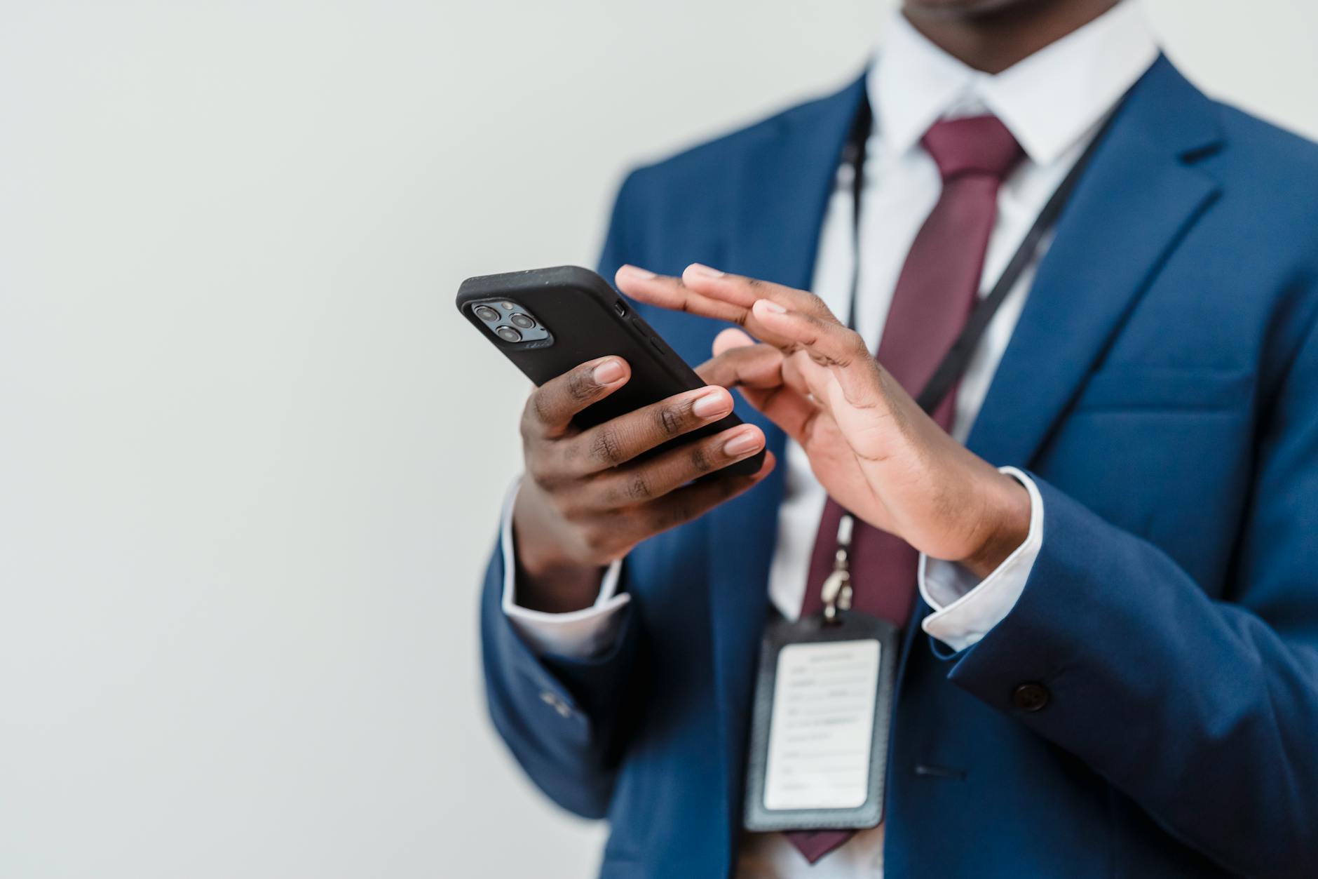 Smartphones em 2026: IA, eSIM e Zero-Trust — Foto por Lara Jameson via Pexels
