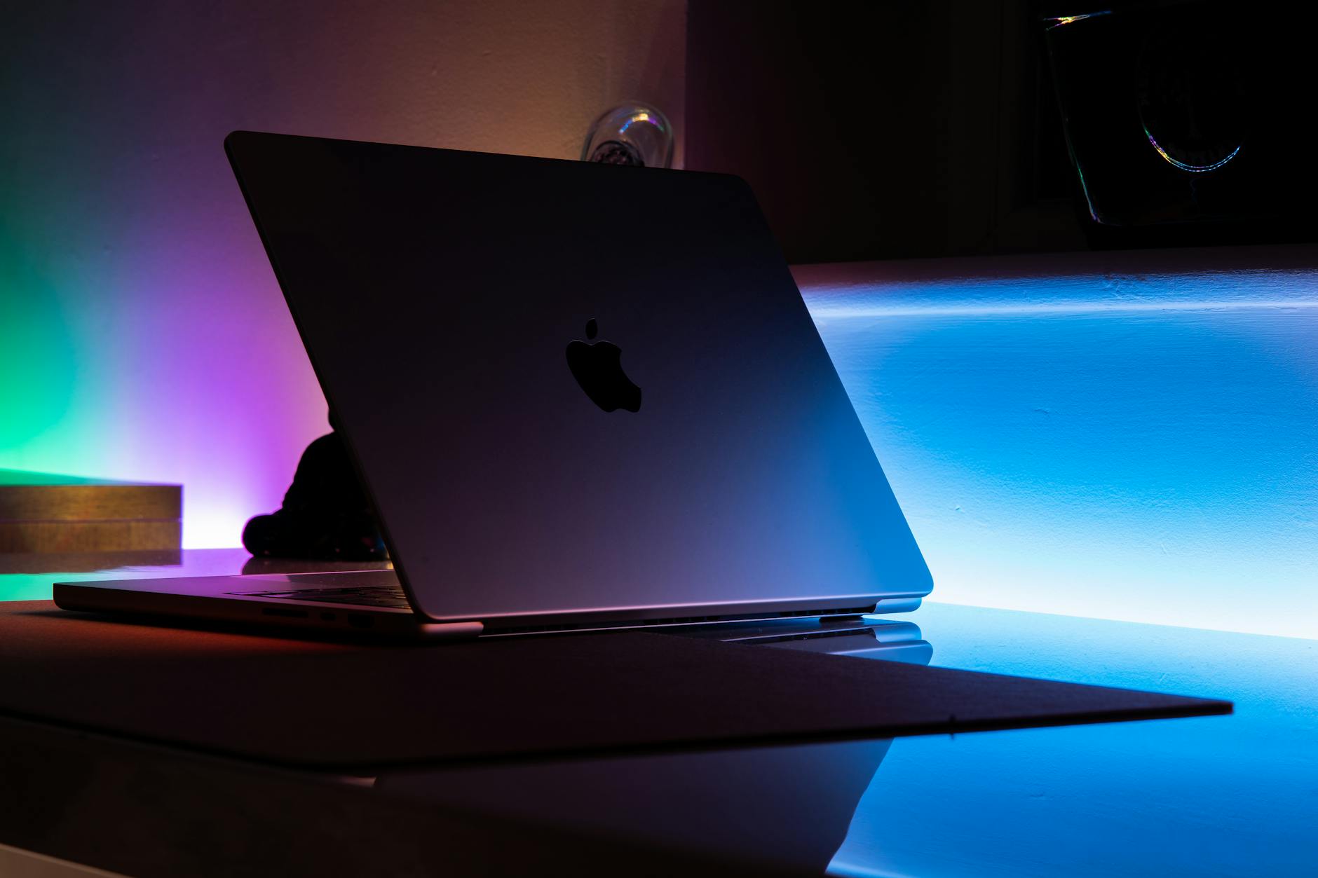 Snapdragon 8 Gen 4 vs Apple A18 em 2026 — Foto por Szymon Shields via Pexels
