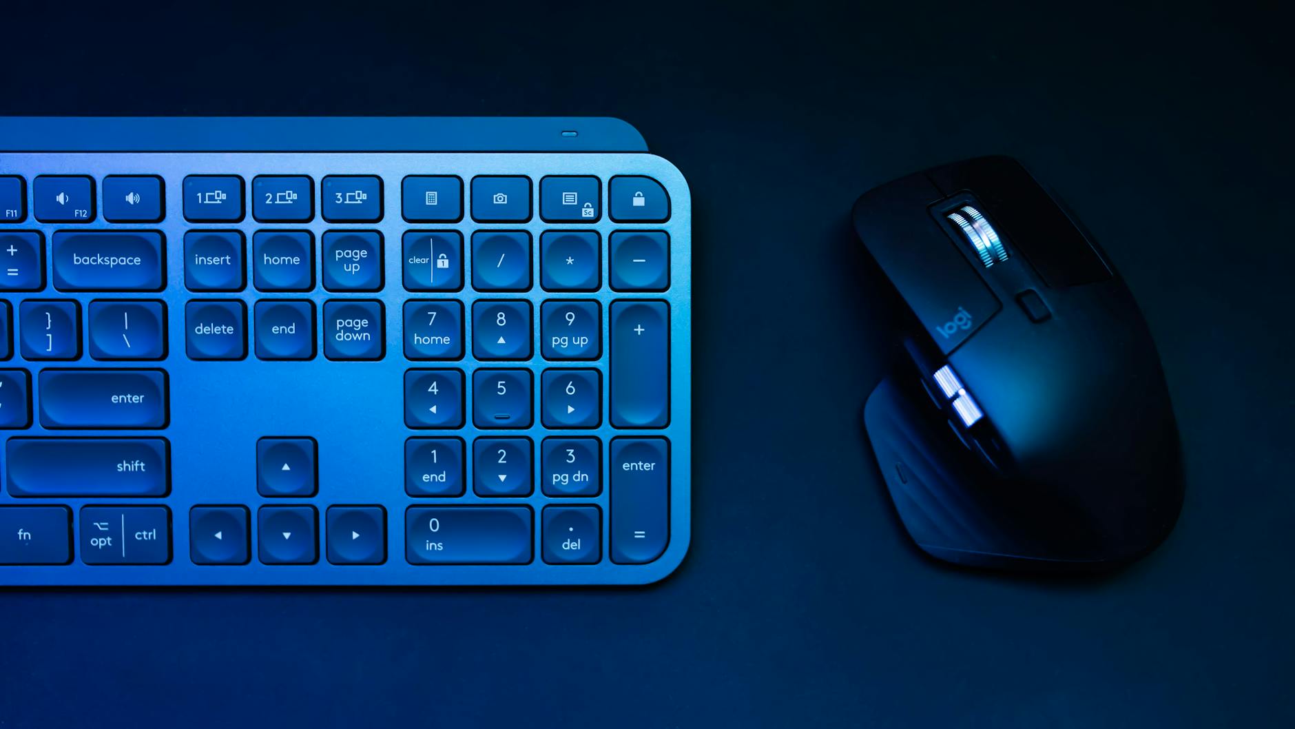 Snapdragon X Elite vs Intel Core Ultra 2025 — Foto por Matheus Bertelli via Pexels