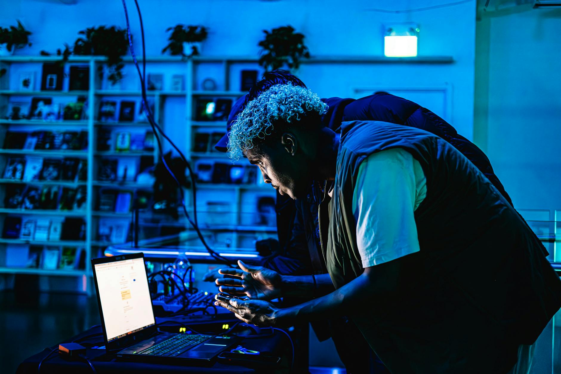 Visual Studio Code 1.100: Vale Migrar em 2026? — Foto por Cord Allman via Pexels